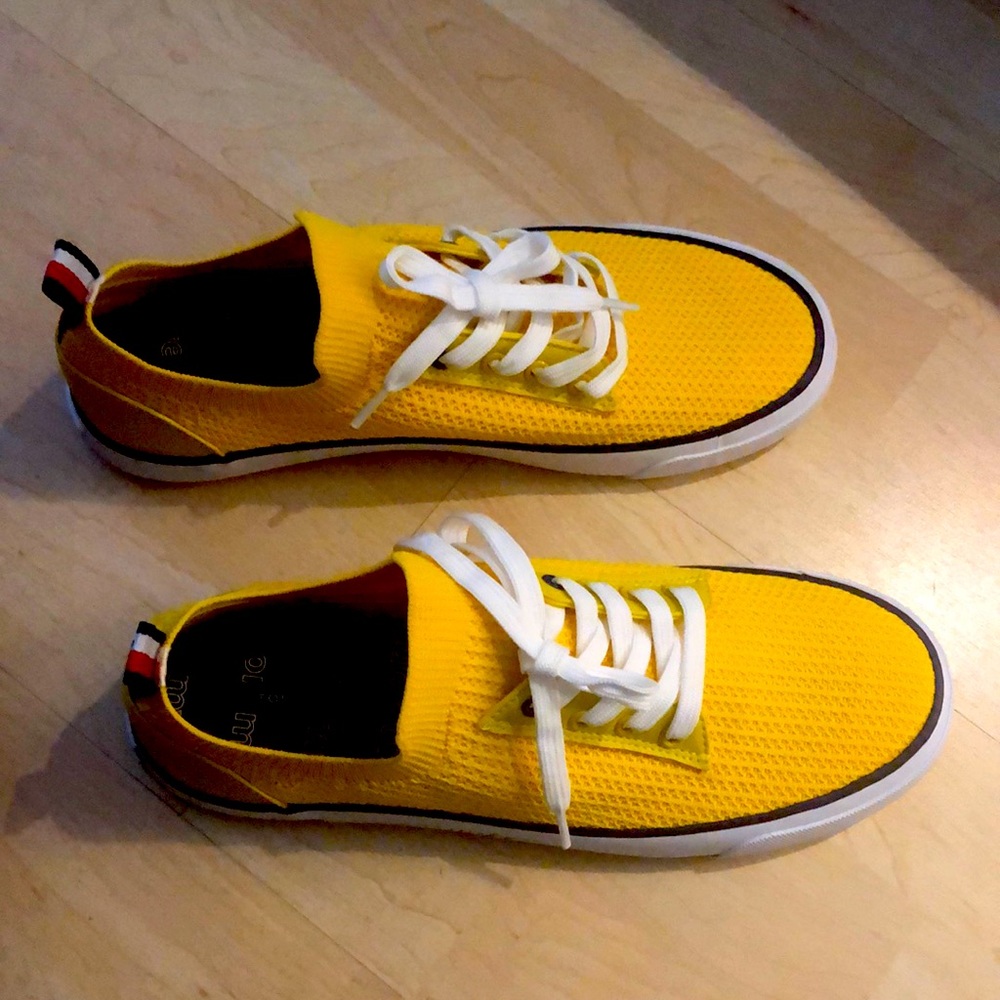 Texstile man made upper yellow sneakers.